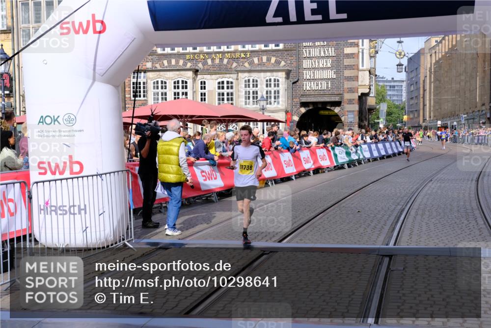 13.09.2026 - 21. swb-Marathon Bremen Tim E. http://msf.ph/oto/10298641 13.09.2026 10:37:04 Ziel 11738, 12456, 13606 meine-sportfotos.de