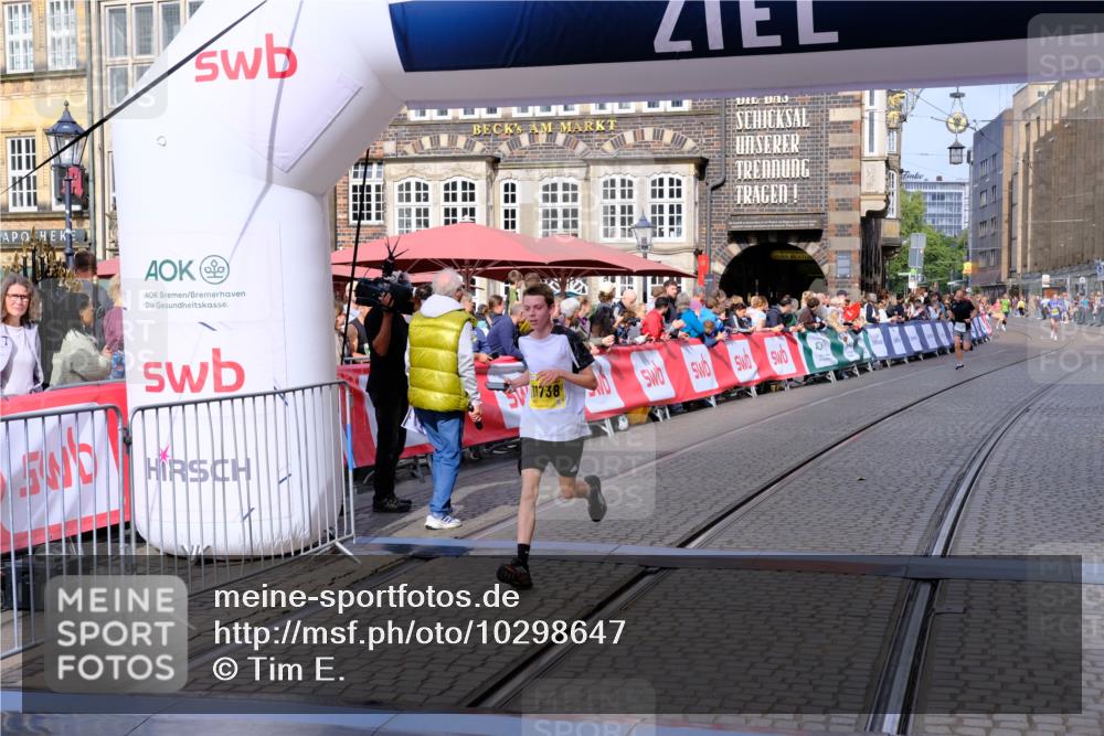13.09.2026 - 21. swb-Marathon Bremen Tim E. http://msf.ph/oto/10298647 13.09.2026 10:37:04 Ziel 11738, 12456, 13606 meine-sportfotos.de