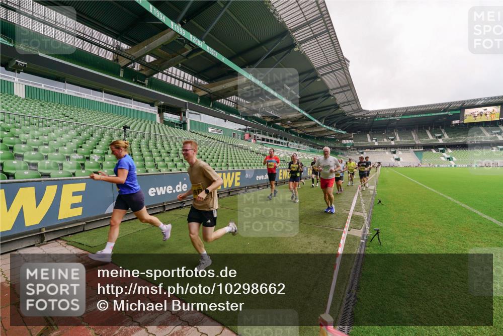 13.09.2026 - 21. swb-Marathon Bremen Michael Burmester http://msf.ph/oto/10298662 13.09.2026 10:33:51 Laufen im Stadion 10018, 10067, 10078, 10147, 10166, 10177, 10184, 10203, 10211, 10226, 10236, 10240, 10243, 10249, 10254, 10297, 10300, 10322, 10355, 10356, 10372, 10374, 10379, 10383, 10394, 10408, 10415, 10423, 10428, 10460, 10486, 10494, 10530, 10550, 10565, 10578, 10604, 10639, 10668, 10669, 10670, 10673, 10675, 10687, 10691, 10699, 10700, 10721, 10728, 10745, 10749, 10750, 10771, 10772, 10787, 10788, 10794, 10798, 10828, 10857, 10914, 11126, 11162, 11343, 11803, 11965 meine-sportfotos.de