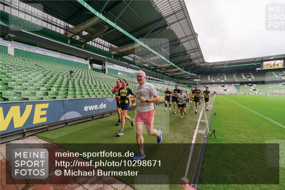 13.09.2026 - 21. swb-Marathon Bremen Michael Burmester http://msf.ph/oto/10298671 13.09.2026 10:33:53 Laufen im Stadion 10018, 10067, 10078, 10147, 10166, 10177, 10184, 10203, 10211, 10226, 10236, 10240, 10243, 10249, 10254, 10297, 10300, 10322, 10355, 10356, 10367, 10368, 10372, 10374, 10379, 10383, 10394, 10408, 10415, 10423, 10428, 10460, 10486, 10494, 10530, 10550, 10578, 10604, 10639, 10668, 10669, 10670, 10673, 10675, 10687, 10691, 10699, 10700, 10728, 10745, 10749, 10750, 10771, 10772, 10787, 10788, 10794, 10798, 10828, 10857, 10914, 11126, 11162, 11343, 11803, 11965 meine-sportfotos.de