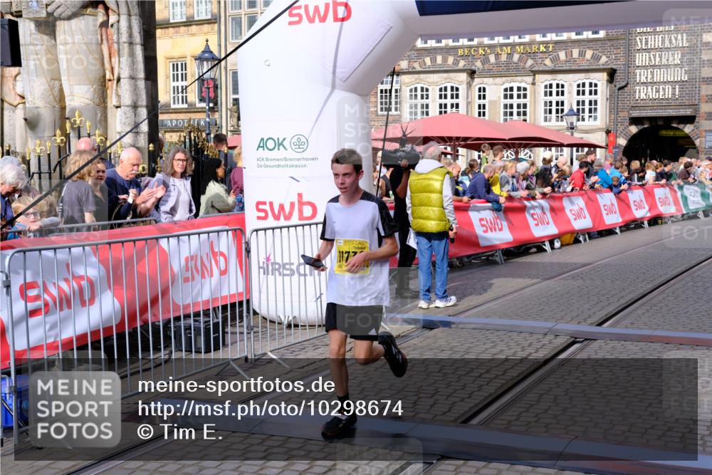 13.09.2026 - 21. swb-Marathon Bremen Tim E. http://msf.ph/oto/10298674 13.09.2026 10:37:05 Ziel 11738, 12456, 13606 meine-sportfotos.de