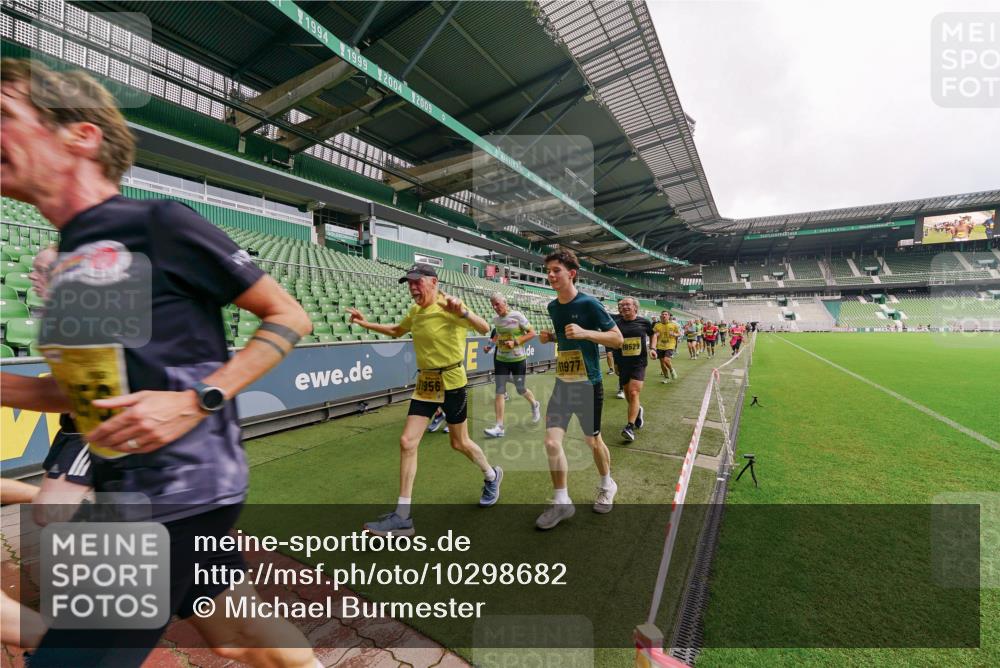 13.09.2026 - 21. swb-Marathon Bremen Michael Burmester http://msf.ph/oto/10298682 13.09.2026 10:33:56 Laufen im Stadion 10018, 10067, 10078, 10147, 10166, 10177, 10184, 10203, 10211, 10236, 10240, 10249, 10254, 10297, 10300, 10355, 10356, 10367, 10368, 10369, 10372, 10374, 10379, 10383, 10394, 10408, 10415, 10423, 10428, 10460, 10486, 10494, 10530, 10550, 10578, 10604, 10639, 10668, 10669, 10673, 10675, 10687, 10691, 10699, 10700, 10728, 10745, 10749, 10750, 10771, 10772, 10787, 10788, 10794, 10798, 10828, 10857, 10914, 10928, 11126, 11162, 11343, 11803, 11965 meine-sportfotos.de