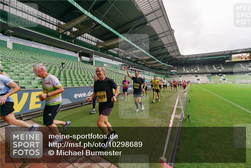 13.09.2026 - 21. swb-Marathon Bremen Michael Burmester http://msf.ph/oto/10298689 13.09.2026 10:33:57 Laufen im Stadion 10018, 10067, 10078, 10147, 10166, 10177, 10184, 10203, 10211, 10236, 10240, 10249, 10254, 10297, 10300, 10355, 10356, 10367, 10368, 10369, 10372, 10374, 10379, 10383, 10394, 10408, 10415, 10423, 10428, 10460, 10485, 10486, 10494, 10530, 10550, 10578, 10604, 10639, 10668, 10669, 10673, 10675, 10687, 10691, 10699, 10700, 10728, 10745, 10749, 10750, 10771, 10772, 10787, 10788, 10794, 10798, 10828, 10857, 10914, 10928, 11126, 11162, 11343, 11803, 11965 meine-sportfotos.de