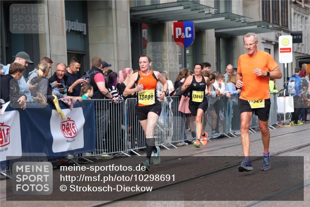 13.09.2026 - 21. swb-Marathon Bremen Strokosch-Dieckow http://msf.ph/oto/10298691 13.09.2026 10:46:04 Ziel 10228, 10447, 10897, 11110, 11287, 11356, 11706, 11925, 11926, 12035, 13511, 13609, 13640, 10436, 10447, 10987, 10992, 11015, 11279, 11762, 11956, 12033, 12069, 12556, 12557, 13529, 13595, 13612 meine-sportfotos.de