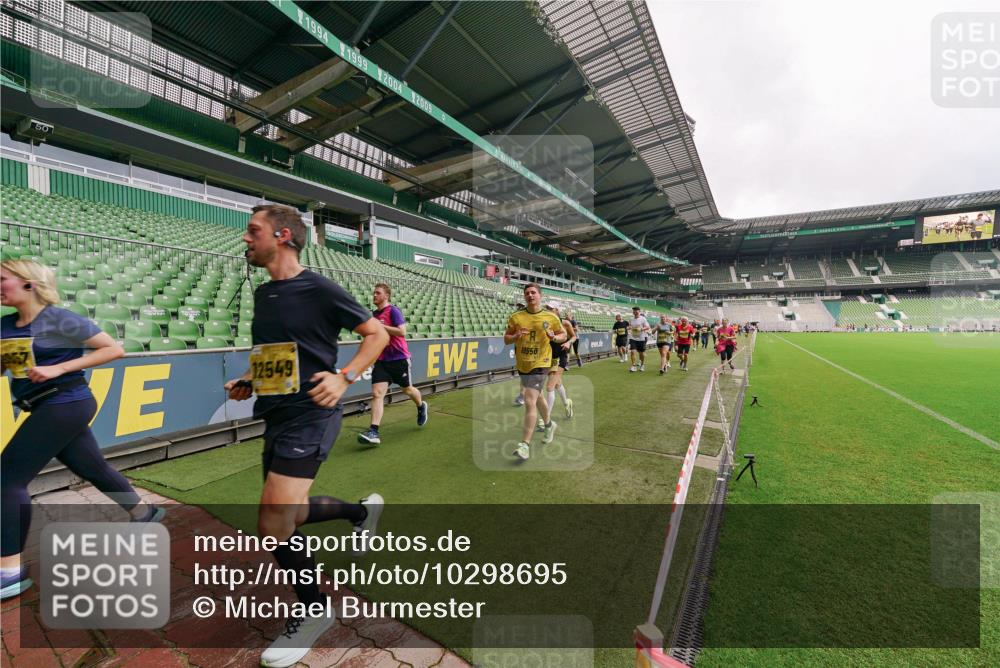 13.09.2026 - 21. swb-Marathon Bremen Michael Burmester http://msf.ph/oto/10298695 13.09.2026 10:33:58 Laufen im Stadion 10018, 10067, 10078, 10147, 10166, 10177, 10184, 10203, 10211, 10236, 10240, 10249, 10254, 10297, 10300, 10355, 10356, 10367, 10368, 10369, 10372, 10374, 10379, 10383, 10394, 10408, 10415, 10423, 10428, 10460, 10485, 10486, 10494, 10530, 10550, 10578, 10604, 10639, 10668, 10669, 10673, 10675, 10687, 10691, 10699, 10700, 10728, 10745, 10749, 10750, 10771, 10772, 10787, 10788, 10794, 10798, 10828, 10857, 10914, 10928, 11126, 11162, 11343, 11803, 11965 meine-sportfotos.de