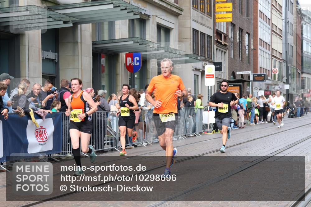 13.09.2026 - 21. swb-Marathon Bremen Strokosch-Dieckow http://msf.ph/oto/10298696 13.09.2026 10:46:05 Ziel 10228, 10897, 11110, 11287, 11356, 11706, 11925, 11926, 12035, 13511, 13609, 13640, 10436, 10447, 10992, 11015, 11279, 11762, 11956, 12033, 12069, 12556, 12557, 13529, 13595, 13612 meine-sportfotos.de