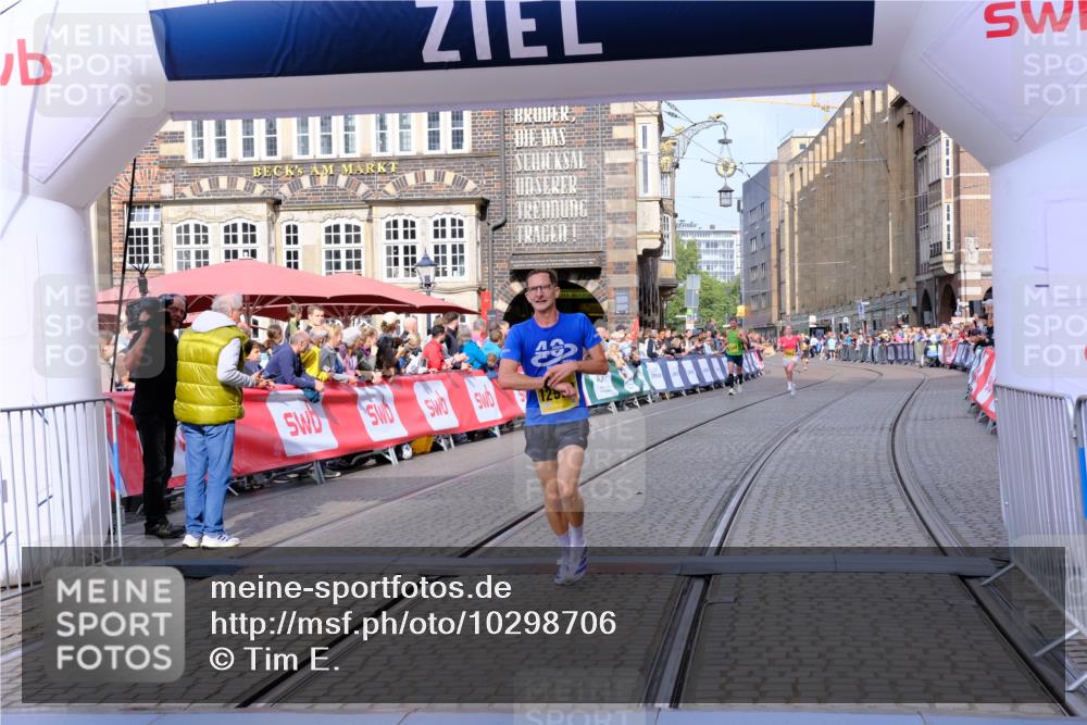 13.09.2026 - 21. swb-Marathon Bremen Tim E. http://msf.ph/oto/10298706 13.09.2026 10:37:14 Ziel 11654, 11738, 12520, 13568, 13606 meine-sportfotos.de