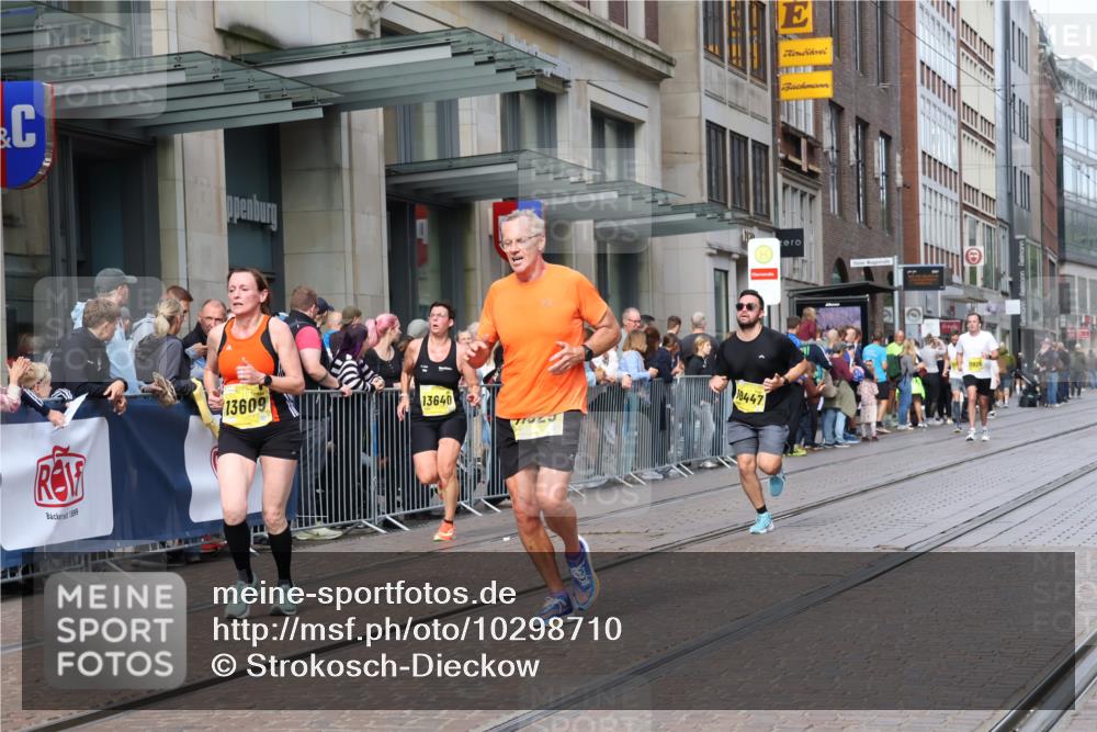 13.09.2026 - 21. swb-Marathon Bremen Strokosch-Dieckow http://msf.ph/oto/10298710 13.09.2026 10:46:05 Ziel 10228, 10897, 11110, 11287, 11356, 11706, 11925, 11926, 12035, 13511, 13609, 13640, 10436, 10447, 10992, 11015, 11279, 11762, 11956, 12033, 12069, 12556, 12557, 13529, 13595, 13612 meine-sportfotos.de