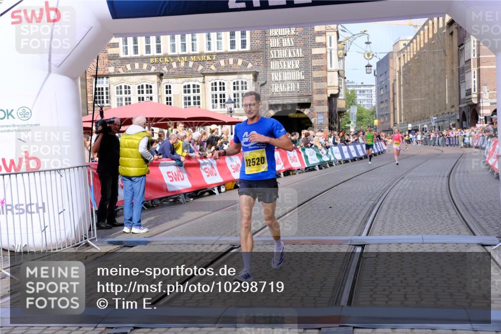 13.09.2026 - 21. swb-Marathon Bremen Tim E. http://msf.ph/oto/10298719 13.09.2026 10:37:15 Ziel 11654, 11738, 12520, 13568, 13606 meine-sportfotos.de
