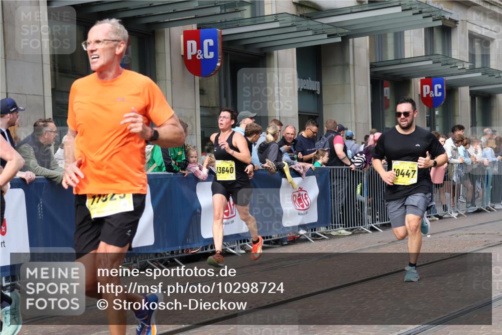 13.09.2026 - 21. swb-Marathon Bremen Strokosch-Dieckow http://msf.ph/oto/10298724 13.09.2026 10:46:07 Ziel 10228, 10590, 10897, 11110, 11155, 11287, 11356, 11706, 11926, 12035, 13511, 13609, 10436, 10447, 10992, 11015, 11762, 11925, 11956, 12033, 12069, 12556, 12557, 13529, 13609, 13612, 13640 meine-sportfotos.de