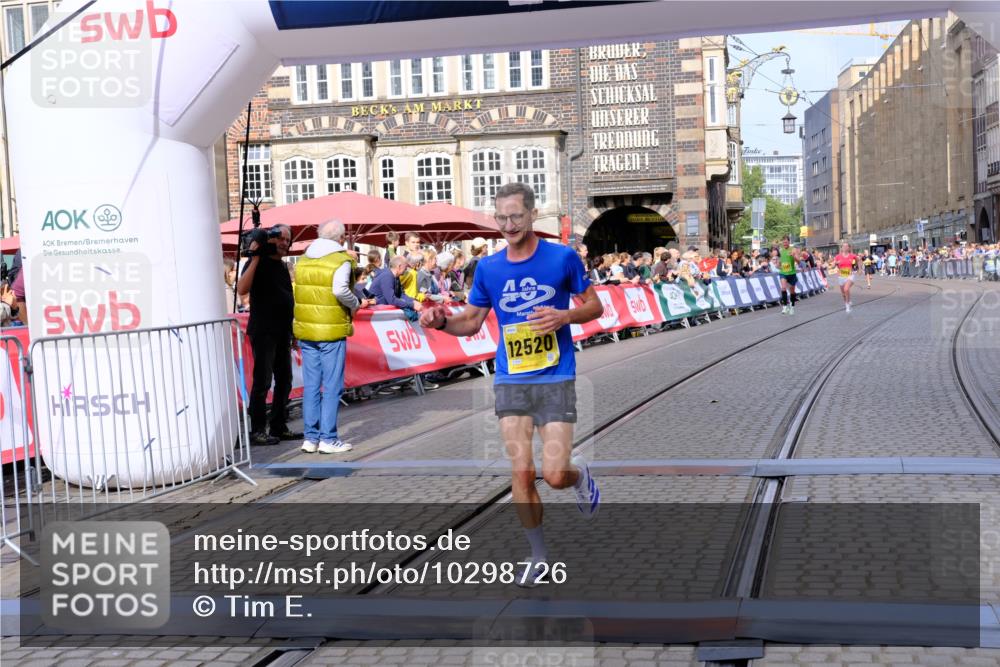 13.09.2026 - 21. swb-Marathon Bremen Tim E. http://msf.ph/oto/10298726 13.09.2026 10:37:15 Ziel 11654, 11738, 12520, 13568, 13606 meine-sportfotos.de