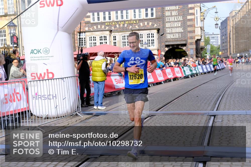 13.09.2026 - 21. swb-Marathon Bremen Tim E. http://msf.ph/oto/10298732 13.09.2026 10:37:15 Ziel 11654, 11738, 12520, 13568, 13606 meine-sportfotos.de