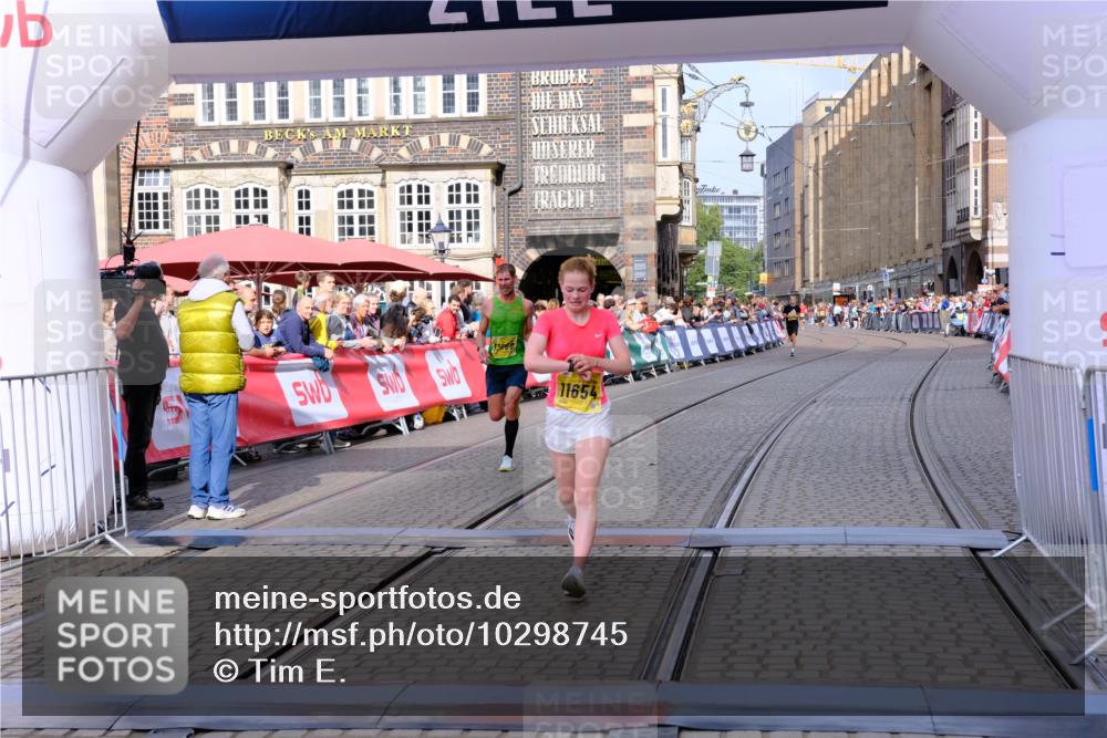 13.09.2026 - 21. swb-Marathon Bremen Tim E. http://msf.ph/oto/10298745 13.09.2026 10:37:20 Ziel 11654, 12520, 13568, 13606 meine-sportfotos.de