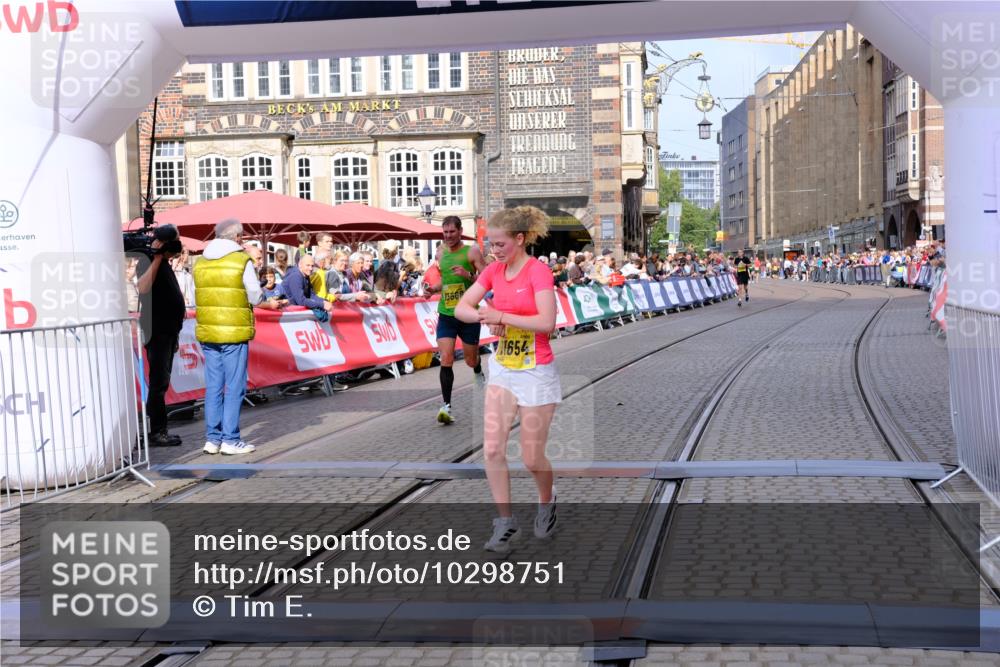 13.09.2026 - 21. swb-Marathon Bremen Tim E. http://msf.ph/oto/10298751 13.09.2026 10:37:20 Ziel 11654, 12520, 13568, 13606 meine-sportfotos.de