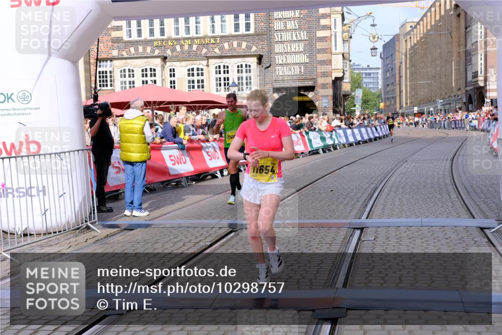 13.09.2026 - 21. swb-Marathon Bremen Tim E. http://msf.ph/oto/10298757 13.09.2026 10:37:20 Ziel 11654, 12520, 13568, 13606 meine-sportfotos.de