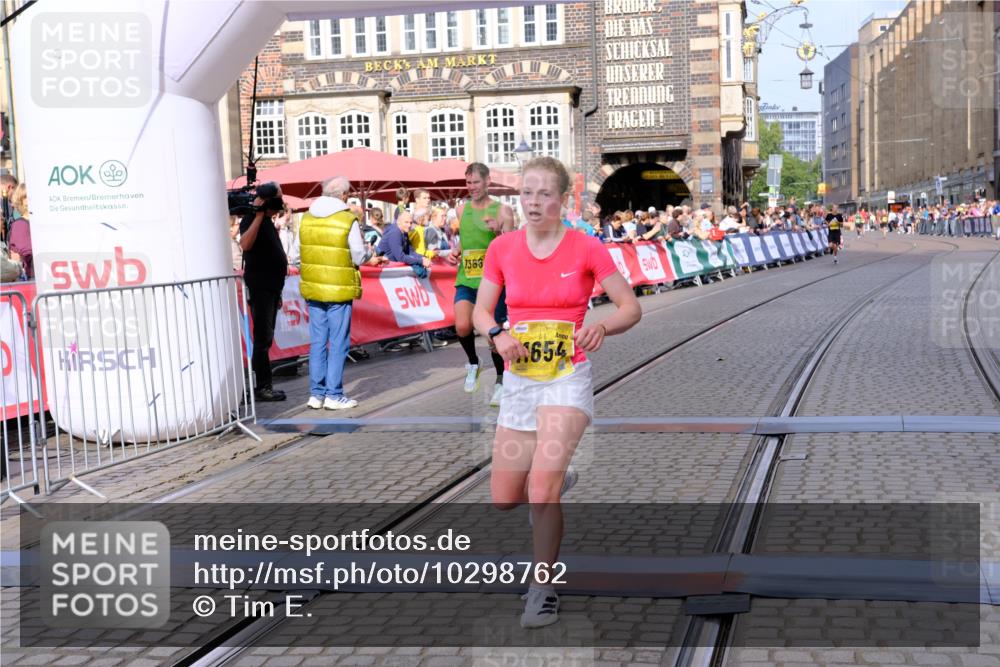13.09.2026 - 21. swb-Marathon Bremen Tim E. http://msf.ph/oto/10298762 13.09.2026 10:37:20 Ziel 11654, 12520, 13568, 13606 meine-sportfotos.de