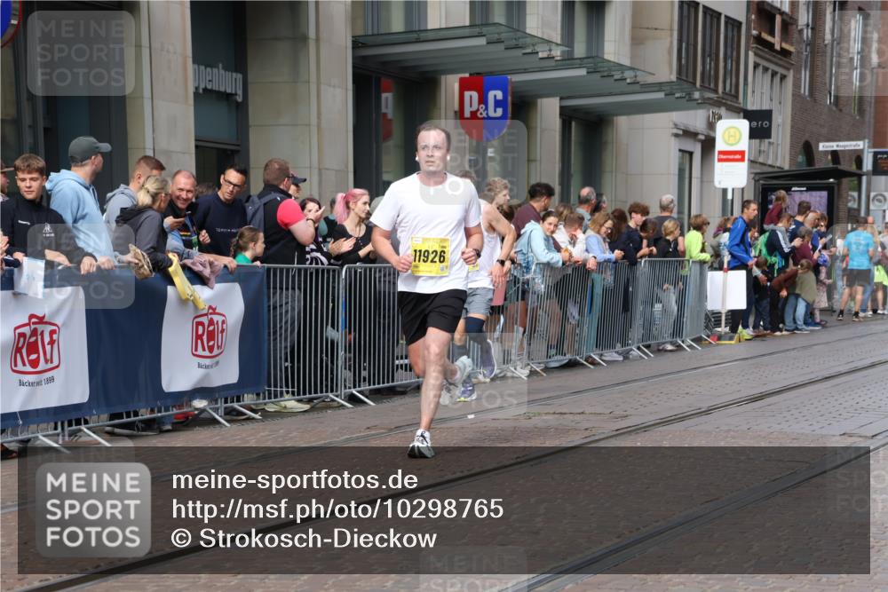 13.09.2026 - 21. swb-Marathon Bremen Strokosch-Dieckow http://msf.ph/oto/10298765 13.09.2026 10:46:12 Ziel 10228, 10590, 10897, 11110, 11155, 11287, 11356, 11926, 12035, 13511, 10436, 10447, 10992, 11706, 11925, 11956, 12069, 12556, 12557, 13529, 13609, 13612, 13640 meine-sportfotos.de