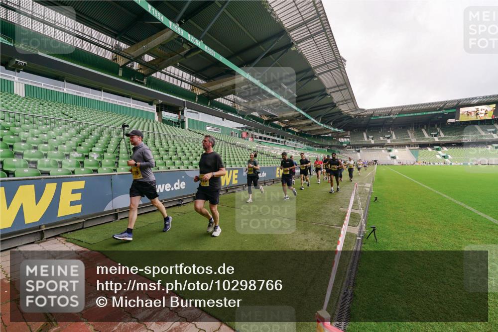13.09.2026 - 21. swb-Marathon Bremen Michael Burmester http://msf.ph/oto/10298766 13.09.2026 10:34:21 Laufen im Stadion 10018, 10078, 10093, 10147, 10157, 10166, 10177, 10184, 10185, 10211, 10236, 10240, 10254, 10297, 10300, 10355, 10356, 10367, 10368, 10369, 10374, 10383, 10394, 10408, 10415, 10423, 10428, 10460, 10485, 10494, 10528, 10530, 10559, 10578, 10604, 10639, 10668, 10669, 10673, 10677, 10687, 10691, 10699, 10700, 10728, 10745, 10749, 10750, 10772, 10787, 10788, 10794, 10828, 10857, 10914, 10928, 11126, 11162, 11343, 11803, 11965, 10146, 10222 meine-sportfotos.de