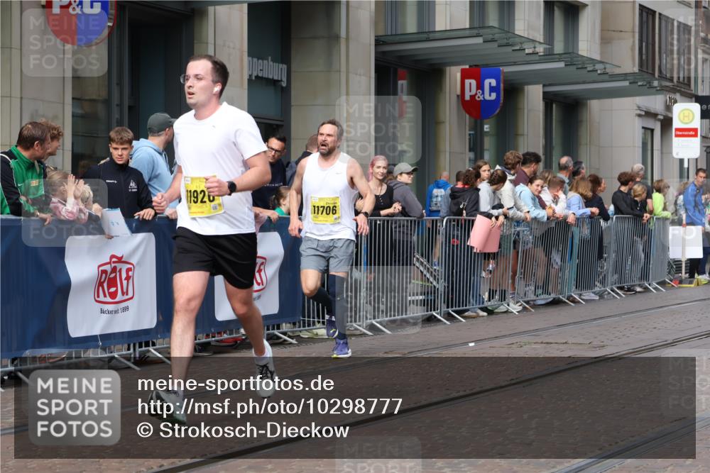 13.09.2026 - 21. swb-Marathon Bremen Strokosch-Dieckow http://msf.ph/oto/10298777 13.09.2026 10:46:13 Ziel 10228, 10590, 10897, 11110, 11155, 11287, 11356, 11926, 12035, 13511, 10436, 10447, 10992, 11706, 11925, 11926, 11956, 12556, 12557, 13529, 13609, 13612, 13640 meine-sportfotos.de