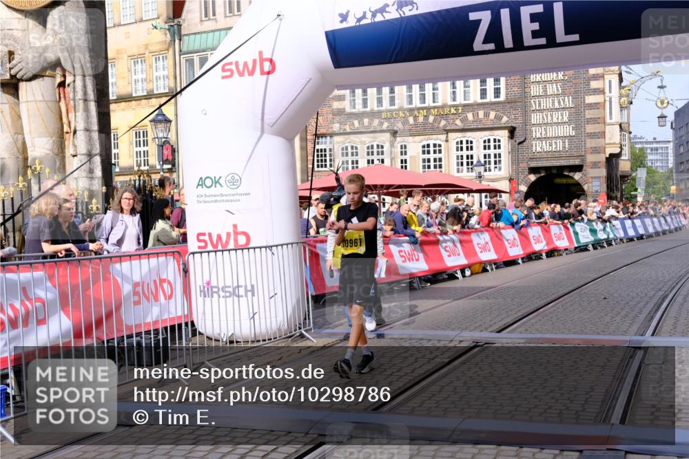 13.09.2026 - 21. swb-Marathon Bremen Tim E. http://msf.ph/oto/10298786 13.09.2026 10:37:29 Ziel 10502, 10961, 11654, 13568 meine-sportfotos.de