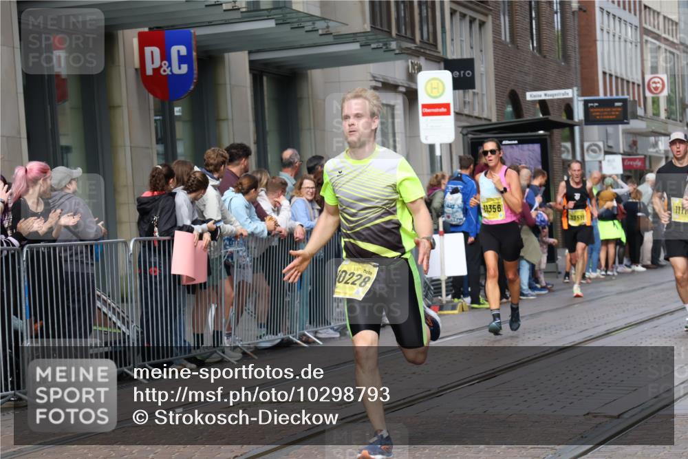 13.09.2026 - 21. swb-Marathon Bremen Strokosch-Dieckow http://msf.ph/oto/10298793 13.09.2026 10:46:21 Ziel 10590, 10897, 11110, 11155, 11287, 11356, 12035, 12375, 13511, 10228, 10447, 10992, 11287, 11706, 11925, 11926, 11956, 13529, 13609, 13612, 13640 meine-sportfotos.de