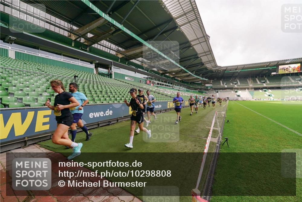 13.09.2026 - 21. swb-Marathon Bremen Michael Burmester http://msf.ph/oto/10298808 13.09.2026 10:34:32 Laufen im Stadion 10018, 10078, 10093, 10144, 10147, 10157, 10177, 10184, 10185, 10211, 10236, 10240, 10254, 10297, 10355, 10356, 10367, 10368, 10369, 10374, 10408, 10415, 10423, 10427, 10428, 10460, 10485, 10528, 10530, 10559, 10578, 10604, 10639, 10668, 10669, 10673, 10677, 10687, 10691, 10699, 10700, 10715, 10745, 10749, 10750, 10772, 10787, 10788, 10828, 10857, 10914, 10928, 11126, 11162, 11343, 11803, 11965, 10146, 10222 meine-sportfotos.de