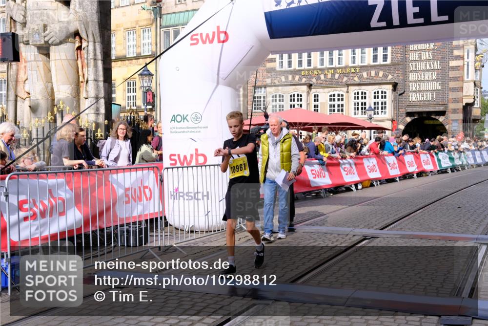 13.09.2026 - 21. swb-Marathon Bremen Tim E. http://msf.ph/oto/10298812 13.09.2026 10:37:30 Ziel 10502, 10961, 11654, 13568 meine-sportfotos.de