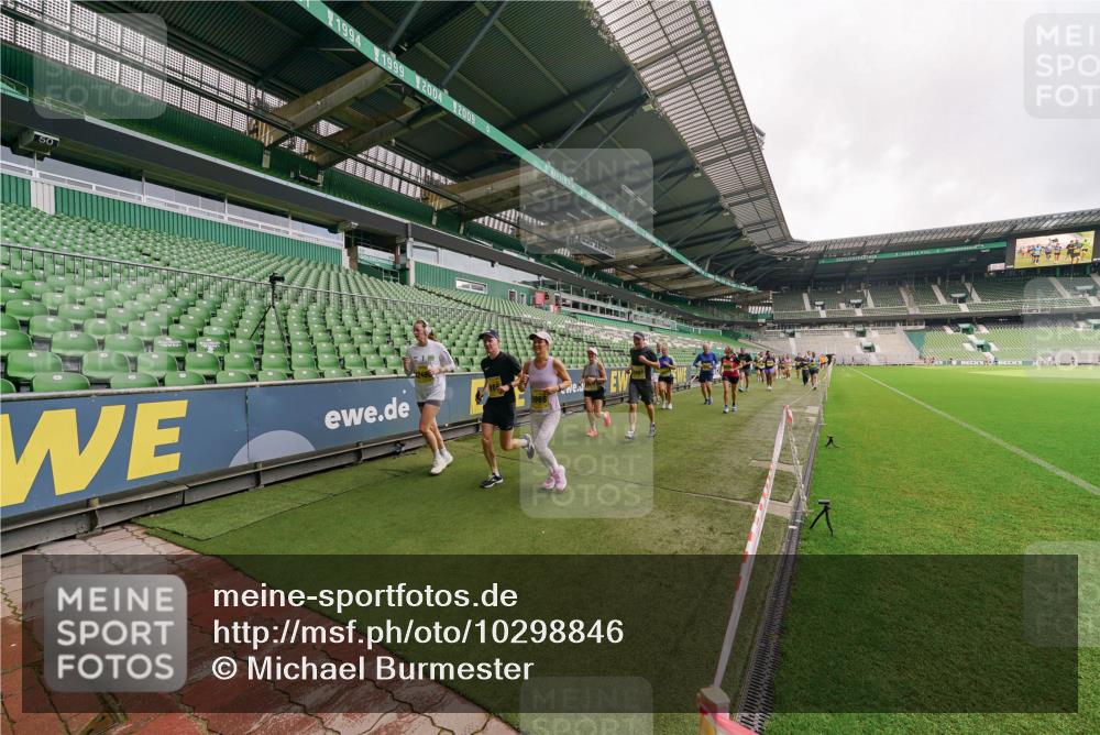 13.09.2026 - 21. swb-Marathon Bremen Michael Burmester http://msf.ph/oto/10298846 13.09.2026 10:34:45 Laufen im Stadion 10018, 10093, 10144, 10147, 10157, 10173, 10175, 10177, 10181, 10185, 10236, 10240, 10245, 10254, 10297, 10309, 10355, 10356, 10367, 10368, 10369, 10377, 10415, 10423, 10427, 10428, 10460, 10485, 10492, 10528, 10530, 10559, 10578, 10604, 10636, 10639, 10668, 10669, 10673, 10677, 10687, 10691, 10699, 10700, 10715, 10750, 10772, 10787, 10788, 10828, 10857, 10914, 10928, 11126, 11162, 11343, 11803, 11965, 10146, 10222 meine-sportfotos.de