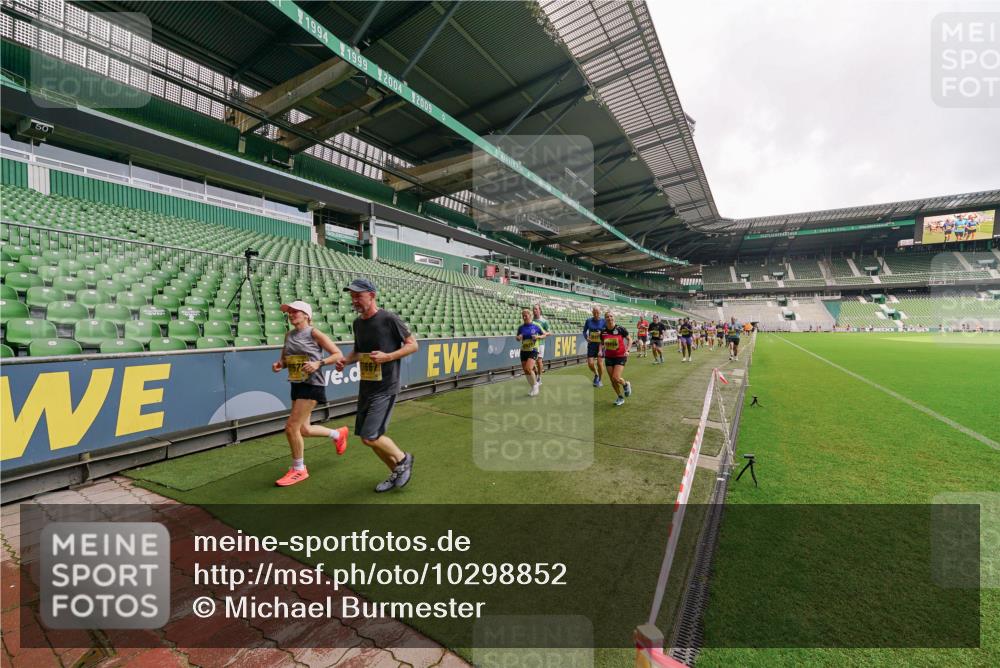 13.09.2026 - 21. swb-Marathon Bremen Michael Burmester http://msf.ph/oto/10298852 13.09.2026 10:34:47 Laufen im Stadion 10018, 10093, 10144, 10147, 10157, 10173, 10175, 10177, 10181, 10185, 10236, 10240, 10245, 10254, 10297, 10309, 10355, 10356, 10367, 10368, 10369, 10377, 10415, 10423, 10427, 10428, 10460, 10485, 10492, 10528, 10559, 10578, 10604, 10636, 10639, 10668, 10669, 10673, 10677, 10687, 10691, 10699, 10700, 10715, 10772, 10787, 10788, 10828, 10857, 10914, 10928, 11126, 11162, 11343, 11803, 11965, 10146, 10222 meine-sportfotos.de