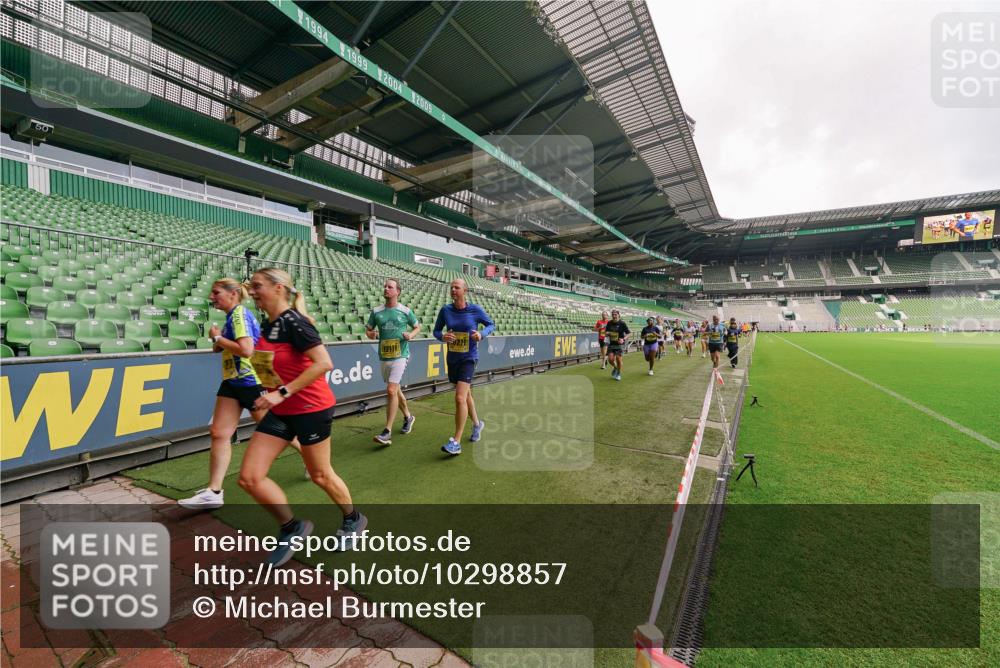 13.09.2026 - 21. swb-Marathon Bremen Michael Burmester http://msf.ph/oto/10298857 13.09.2026 10:34:49 Laufen im Stadion 10018, 10093, 10144, 10147, 10157, 10173, 10175, 10177, 10181, 10185, 10236, 10240, 10245, 10254, 10297, 10309, 10355, 10356, 10367, 10368, 10369, 10377, 10415, 10423, 10427, 10428, 10460, 10485, 10492, 10528, 10559, 10578, 10604, 10636, 10639, 10668, 10669, 10673, 10677, 10687, 10691, 10699, 10700, 10715, 10772, 10787, 10788, 10828, 10857, 10914, 10928, 11126, 11162, 11343, 11803, 11965, 10146, 10222 meine-sportfotos.de