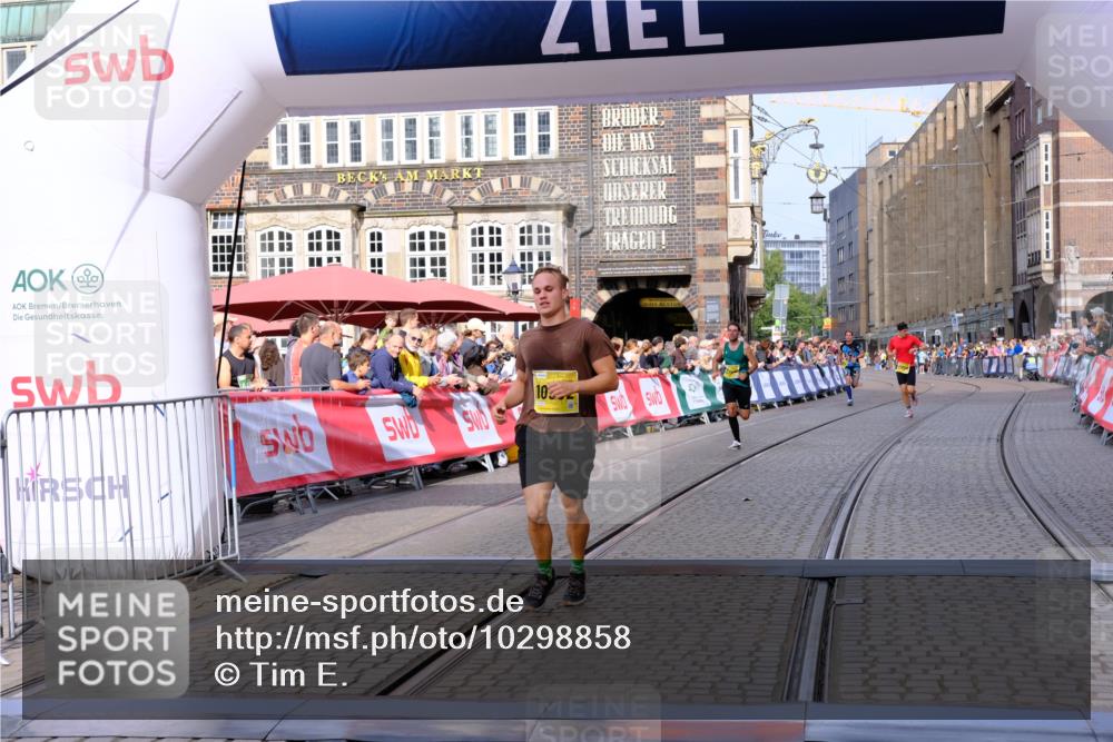 13.09.2026 - 21. swb-Marathon Bremen Tim E. http://msf.ph/oto/10298858 13.09.2026 10:37:37 Ziel 10502, 10961, 11619, 11854, 13608 meine-sportfotos.de