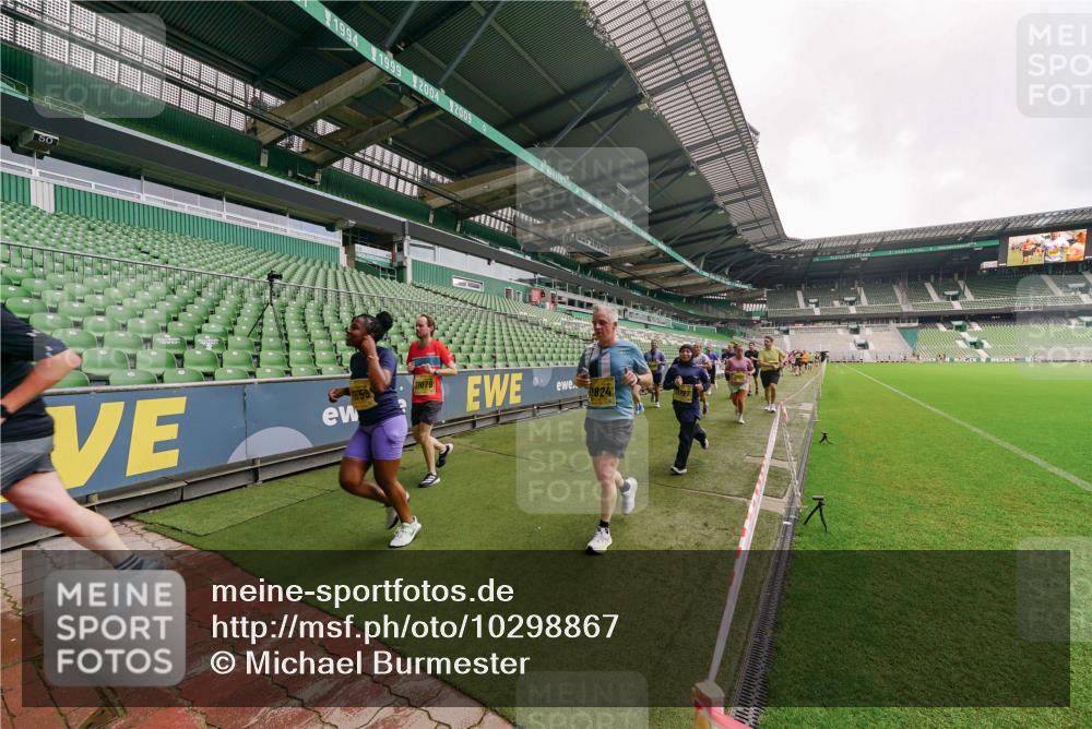 13.09.2026 - 21. swb-Marathon Bremen Michael Burmester http://msf.ph/oto/10298867 13.09.2026 10:34:52 Laufen im Stadion 10018, 10093, 10144, 10147, 10157, 10173, 10175, 10177, 10181, 10185, 10236, 10240, 10245, 10254, 10297, 10309, 10355, 10356, 10367, 10368, 10369, 10377, 10415, 10423, 10427, 10428, 10460, 10485, 10492, 10528, 10559, 10578, 10604, 10636, 10639, 10668, 10669, 10677, 10687, 10691, 10699, 10700, 10715, 10772, 10787, 10788, 10828, 10857, 10914, 10928, 11126, 11162, 11343, 11803, 11965, 10146, 10222 meine-sportfotos.de