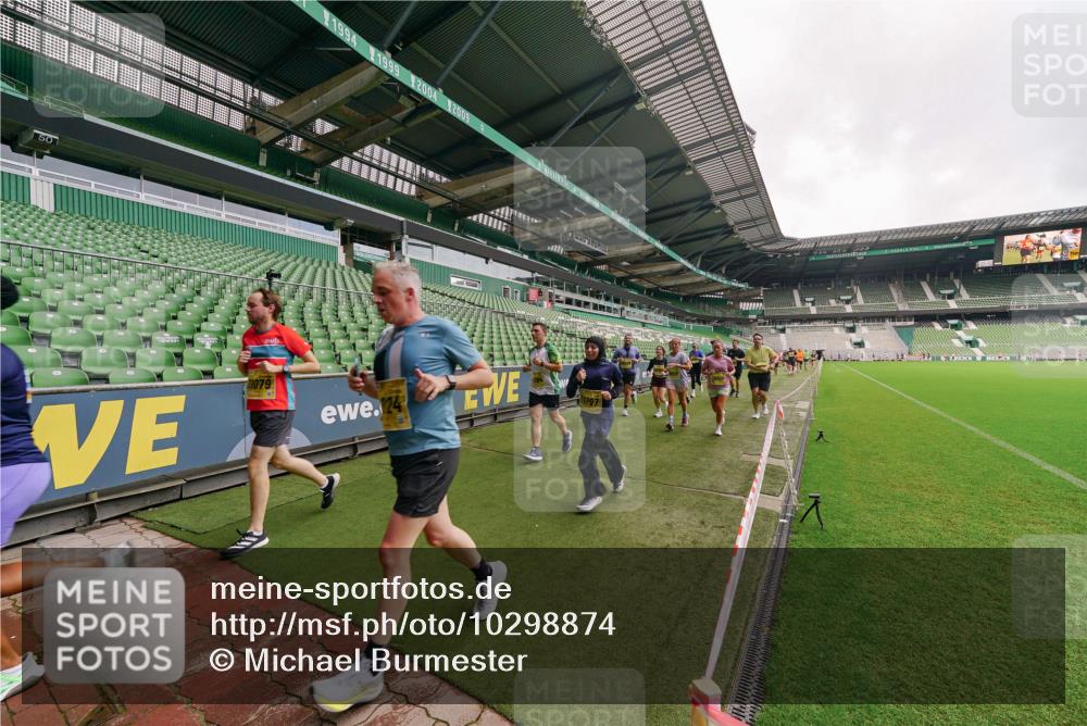 13.09.2026 - 21. swb-Marathon Bremen Michael Burmester http://msf.ph/oto/10298874 13.09.2026 10:34:53 Laufen im Stadion 10018, 10093, 10144, 10147, 10157, 10173, 10175, 10177, 10181, 10185, 10236, 10240, 10245, 10254, 10297, 10309, 10355, 10356, 10367, 10368, 10369, 10377, 10415, 10423, 10427, 10428, 10460, 10485, 10492, 10528, 10559, 10578, 10604, 10636, 10639, 10668, 10669, 10677, 10687, 10691, 10699, 10700, 10715, 10772, 10787, 10788, 10828, 10857, 10914, 10928, 11126, 11162, 11343, 11803, 11965, 10146, 10222 meine-sportfotos.de