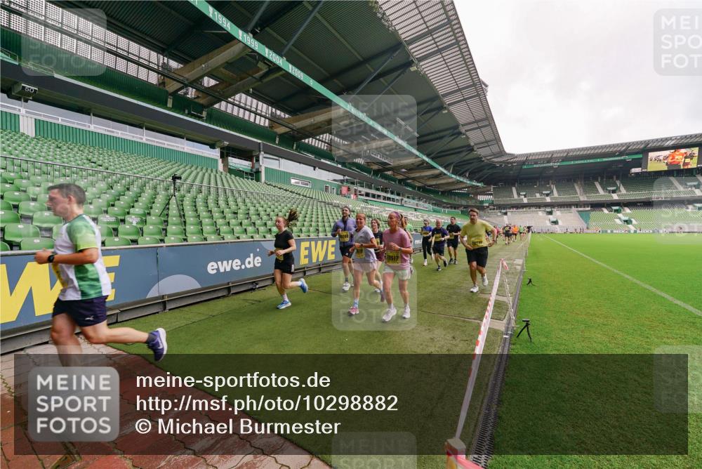 13.09.2026 - 21. swb-Marathon Bremen Michael Burmester http://msf.ph/oto/10298882 13.09.2026 10:34:54 Laufen im Stadion 10018, 10093, 10144, 10147, 10157, 10173, 10175, 10177, 10181, 10185, 10236, 10240, 10245, 10254, 10297, 10309, 10355, 10356, 10367, 10368, 10369, 10377, 10415, 10423, 10427, 10428, 10460, 10485, 10492, 10528, 10559, 10578, 10604, 10636, 10639, 10668, 10669, 10677, 10687, 10691, 10699, 10700, 10715, 10772, 10787, 10788, 10828, 10857, 10914, 10928, 11126, 11162, 11343, 11803, 11965, 10146, 10222 meine-sportfotos.de