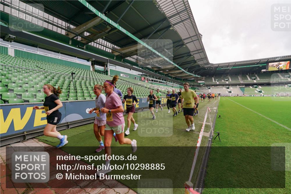 13.09.2026 - 21. swb-Marathon Bremen Michael Burmester http://msf.ph/oto/10298885 13.09.2026 10:34:55 Laufen im Stadion 10018, 10093, 10144, 10147, 10157, 10173, 10175, 10177, 10181, 10182, 10185, 10236, 10240, 10245, 10254, 10297, 10309, 10355, 10356, 10367, 10368, 10369, 10377, 10415, 10423, 10427, 10428, 10460, 10485, 10492, 10528, 10559, 10578, 10604, 10617, 10636, 10639, 10668, 10669, 10677, 10687, 10691, 10699, 10700, 10715, 10772, 10787, 10788, 10828, 10857, 10914, 10928, 11126, 11162, 11343, 11803, 11965, 10146, 10222 meine-sportfotos.de