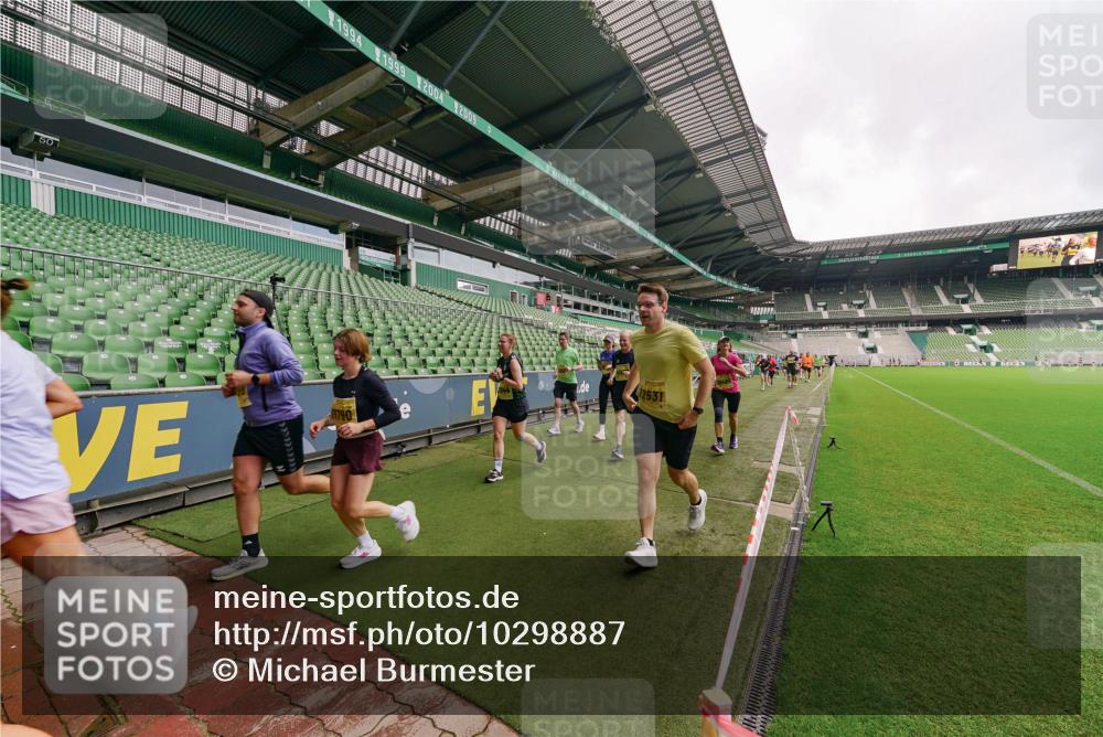 13.09.2026 - 21. swb-Marathon Bremen Michael Burmester http://msf.ph/oto/10298887 13.09.2026 10:34:56 Laufen im Stadion 10018, 10093, 10144, 10147, 10157, 10173, 10175, 10177, 10181, 10182, 10185, 10236, 10240, 10245, 10254, 10297, 10309, 10355, 10356, 10367, 10368, 10369, 10377, 10415, 10423, 10427, 10428, 10460, 10477, 10485, 10492, 10528, 10559, 10578, 10604, 10617, 10636, 10639, 10668, 10669, 10677, 10687, 10691, 10699, 10700, 10715, 10772, 10787, 10788, 10828, 10857, 10914, 10928, 11126, 11162, 11343, 11803, 11965, 10146, 10222 meine-sportfotos.de