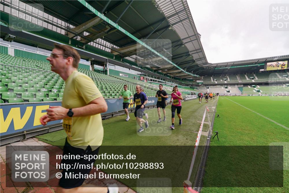 13.09.2026 - 21. swb-Marathon Bremen Michael Burmester http://msf.ph/oto/10298893 13.09.2026 10:34:57 Laufen im Stadion 10018, 10093, 10144, 10147, 10157, 10173, 10175, 10177, 10181, 10182, 10185, 10195, 10236, 10240, 10245, 10254, 10297, 10309, 10355, 10356, 10367, 10368, 10369, 10377, 10415, 10423, 10427, 10428, 10460, 10477, 10485, 10492, 10528, 10559, 10578, 10604, 10617, 10636, 10639, 10668, 10669, 10677, 10691, 10699, 10700, 10715, 10772, 10787, 10788, 10828, 10857, 10914, 10928, 11126, 11162, 11343, 11803, 11965, 10146, 10222 meine-sportfotos.de