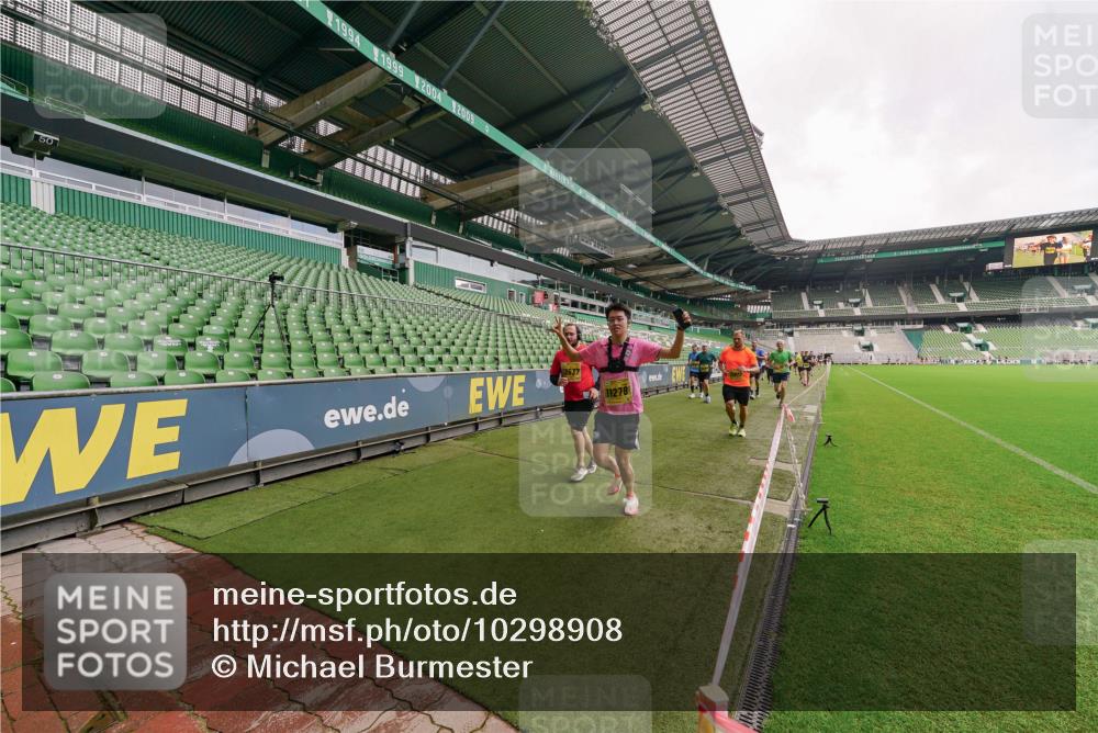 13.09.2026 - 21. swb-Marathon Bremen Michael Burmester http://msf.ph/oto/10298908 13.09.2026 10:35:04 Laufen im Stadion 10018, 10093, 10144, 10147, 10157, 10173, 10175, 10177, 10181, 10182, 10185, 10195, 10240, 10245, 10254, 10297, 10309, 10355, 10356, 10357, 10367, 10368, 10369, 10377, 10409, 10415, 10427, 10428, 10460, 10477, 10485, 10492, 10528, 10559, 10604, 10617, 10636, 10639, 10668, 10669, 10677, 10691, 10699, 10700, 10715, 10772, 10787, 10828, 10857, 10914, 10928, 11126, 11162, 11343, 11803, 11965, 10146, 10222 meine-sportfotos.de