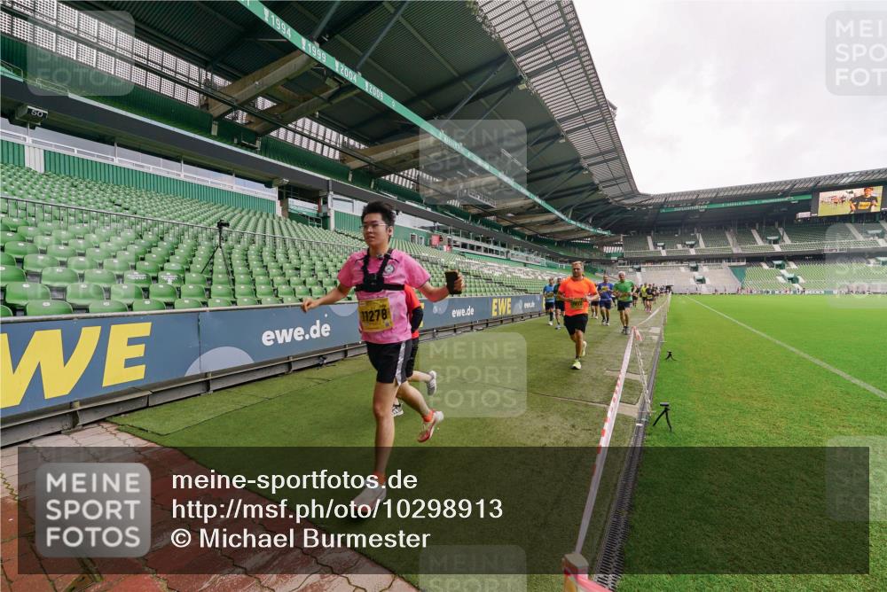 13.09.2026 - 21. swb-Marathon Bremen Michael Burmester http://msf.ph/oto/10298913 13.09.2026 10:35:05 Laufen im Stadion 10018, 10093, 10144, 10147, 10152, 10157, 10173, 10175, 10177, 10181, 10182, 10185, 10195, 10240, 10245, 10254, 10297, 10309, 10355, 10356, 10357, 10367, 10368, 10369, 10377, 10409, 10415, 10427, 10428, 10460, 10477, 10485, 10492, 10528, 10559, 10604, 10617, 10636, 10639, 10668, 10669, 10677, 10691, 10699, 10700, 10715, 10772, 10787, 10828, 10857, 10914, 10928, 11126, 11162, 11343, 11803, 11965, 10146, 10222 meine-sportfotos.de