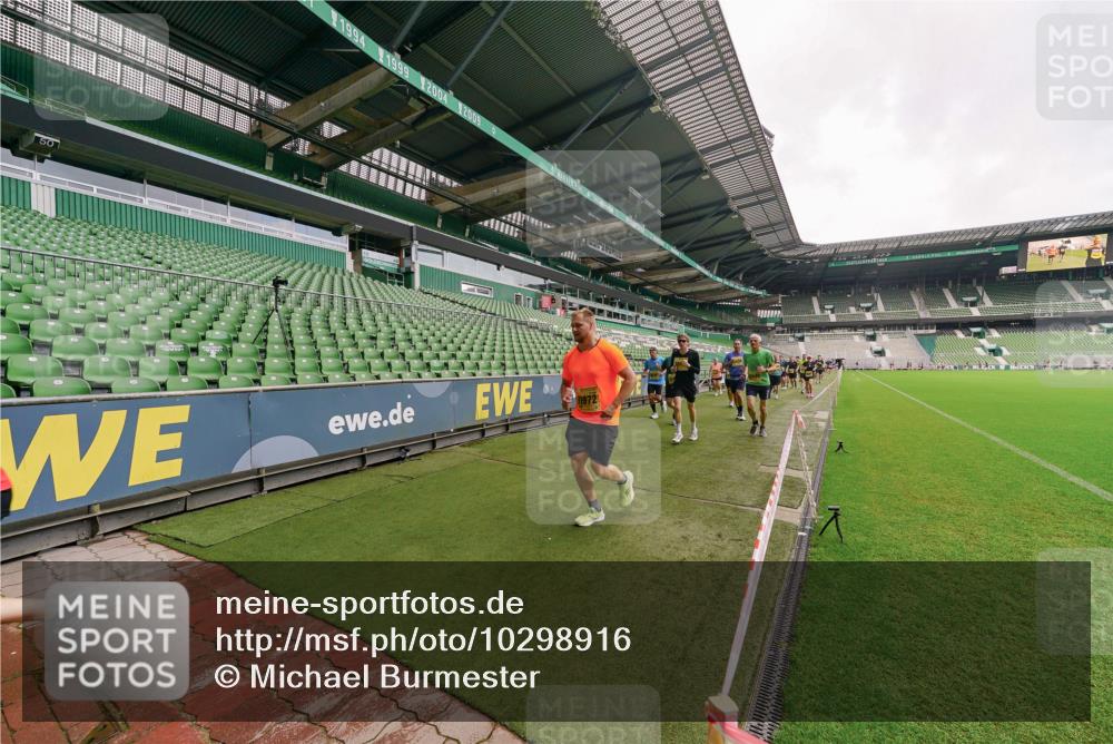 13.09.2026 - 21. swb-Marathon Bremen Michael Burmester http://msf.ph/oto/10298916 13.09.2026 10:35:06 Laufen im Stadion 10018, 10093, 10144, 10147, 10152, 10157, 10173, 10175, 10177, 10181, 10182, 10185, 10195, 10240, 10245, 10254, 10297, 10309, 10355, 10356, 10357, 10367, 10368, 10369, 10377, 10409, 10415, 10427, 10428, 10460, 10477, 10485, 10492, 10528, 10559, 10604, 10617, 10636, 10639, 10668, 10669, 10677, 10691, 10699, 10700, 10715, 10772, 10787, 10828, 10857, 10914, 10928, 11126, 11162, 11343, 11803, 11965, 10146, 10222 meine-sportfotos.de