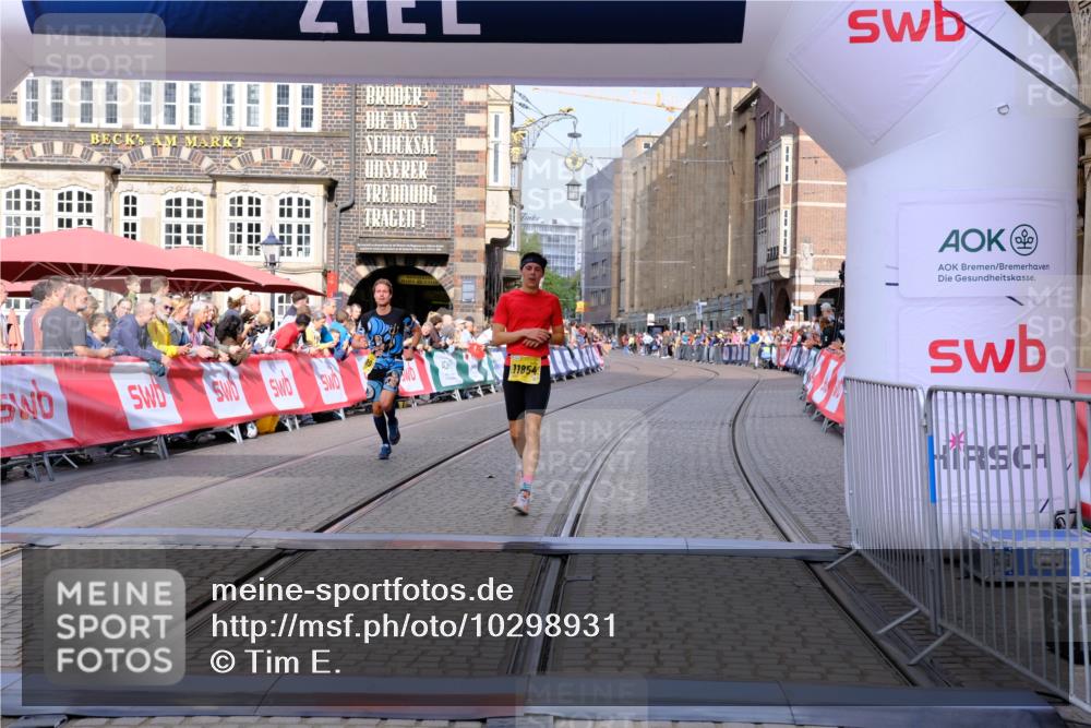 13.09.2026 - 21. swb-Marathon Bremen Tim E. http://msf.ph/oto/10298931 13.09.2026 10:37:42 Ziel 10502, 11619, 11854, 13608 meine-sportfotos.de