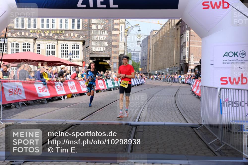 13.09.2026 - 21. swb-Marathon Bremen Tim E. http://msf.ph/oto/10298938 13.09.2026 10:37:42 Ziel 10502, 11619, 11854, 13608 meine-sportfotos.de