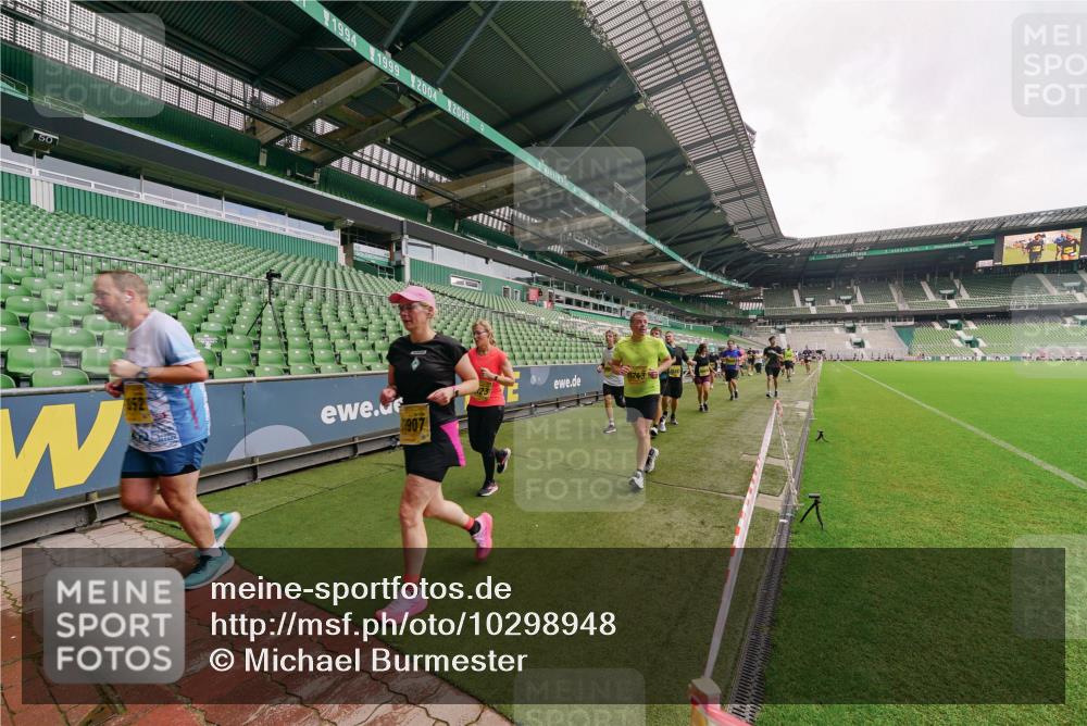 13.09.2026 - 21. swb-Marathon Bremen Michael Burmester http://msf.ph/oto/10298948 13.09.2026 10:35:14 Laufen im Stadion 10093, 10144, 10147, 10152, 10157, 10173, 10175, 10177, 10181, 10182, 10185, 10195, 10240, 10245, 10254, 10306, 10309, 10355, 10356, 10357, 10367, 10368, 10369, 10377, 10409, 10415, 10427, 10460, 10473, 10477, 10485, 10492, 10528, 10559, 10604, 10617, 10636, 10639, 10668, 10669, 10671, 10672, 10677, 10699, 10700, 10715, 10772, 10828, 10857, 10914, 10928, 11126, 11162, 11343, 11803, 11965, 10146, 10222 meine-sportfotos.de