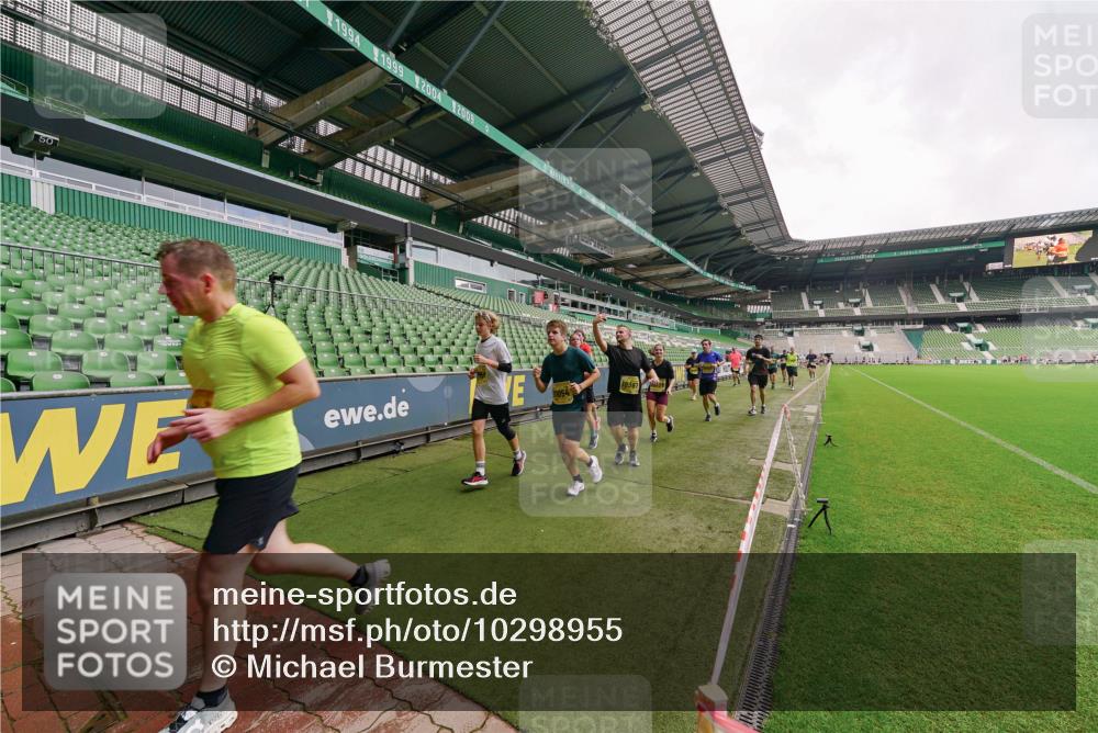 13.09.2026 - 21. swb-Marathon Bremen Michael Burmester http://msf.ph/oto/10298955 13.09.2026 10:35:15 Laufen im Stadion 10093, 10144, 10147, 10152, 10157, 10173, 10175, 10177, 10181, 10182, 10185, 10195, 10240, 10245, 10254, 10306, 10309, 10355, 10356, 10357, 10367, 10368, 10369, 10377, 10409, 10415, 10427, 10460, 10473, 10477, 10485, 10492, 10528, 10559, 10604, 10617, 10636, 10639, 10668, 10669, 10671, 10672, 10677, 10699, 10700, 10715, 10828, 10857, 10914, 10928, 11126, 11162, 11343, 11803, 11965, 10146, 10222 meine-sportfotos.de