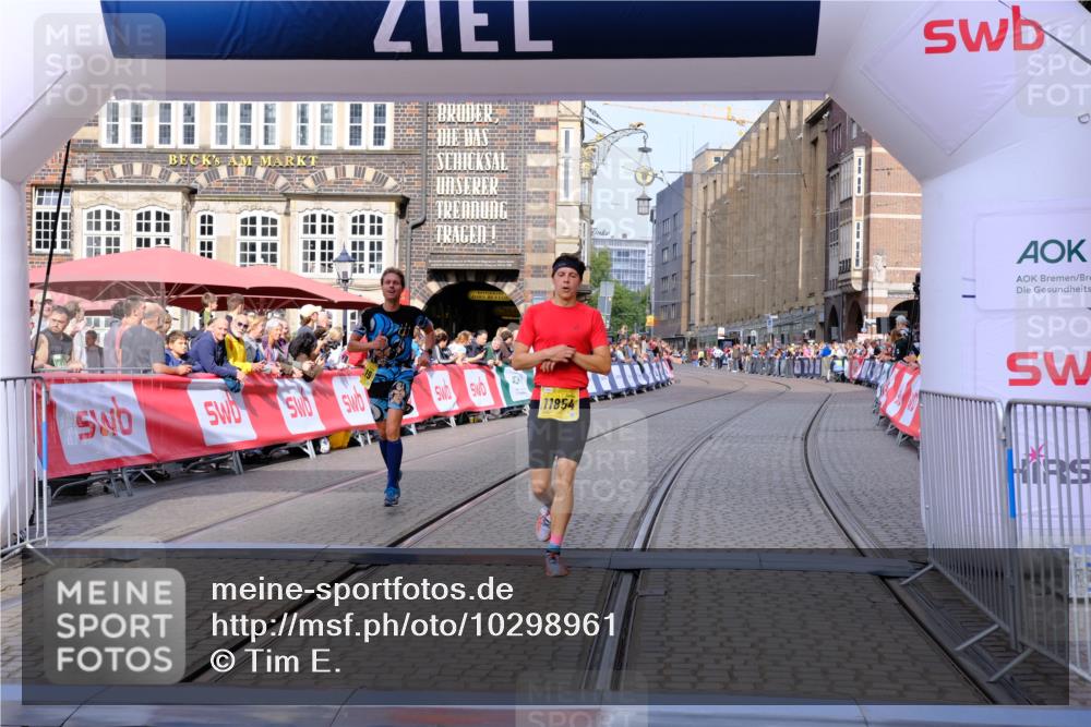 13.09.2026 - 21. swb-Marathon Bremen Tim E. http://msf.ph/oto/10298961 13.09.2026 10:37:43 Ziel 10502, 11619, 11854, 13608 meine-sportfotos.de
