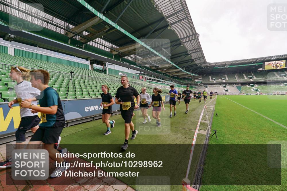 13.09.2026 - 21. swb-Marathon Bremen Michael Burmester http://msf.ph/oto/10298962 13.09.2026 10:35:16 Laufen im Stadion 10093, 10144, 10147, 10152, 10157, 10173, 10175, 10177, 10181, 10182, 10185, 10195, 10240, 10245, 10254, 10263, 10306, 10309, 10355, 10356, 10357, 10367, 10368, 10369, 10377, 10409, 10415, 10427, 10460, 10473, 10477, 10481, 10485, 10492, 10528, 10559, 10604, 10617, 10636, 10639, 10668, 10669, 10671, 10672, 10677, 10699, 10700, 10715, 10828, 10857, 10914, 10928, 11126, 11162, 11343, 11803, 11965, 10146, 10222 meine-sportfotos.de