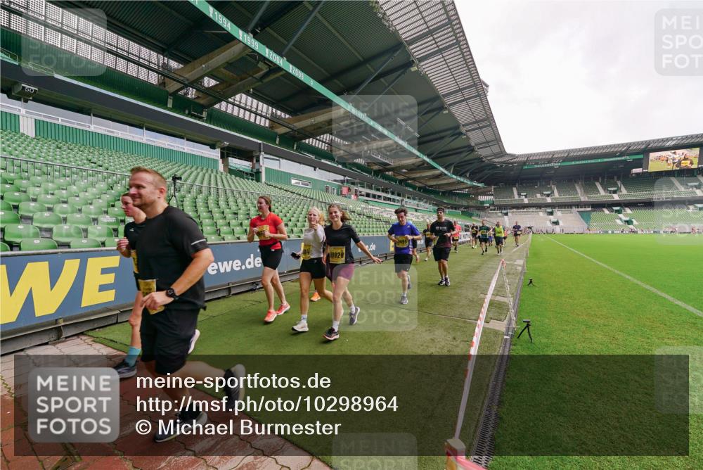 13.09.2026 - 21. swb-Marathon Bremen Michael Burmester http://msf.ph/oto/10298964 13.09.2026 10:35:17 Laufen im Stadion 10093, 10144, 10147, 10152, 10157, 10173, 10175, 10177, 10181, 10182, 10185, 10195, 10240, 10245, 10254, 10263, 10306, 10309, 10355, 10356, 10357, 10367, 10368, 10369, 10377, 10409, 10415, 10427, 10460, 10473, 10477, 10481, 10485, 10492, 10528, 10559, 10604, 10617, 10636, 10639, 10668, 10669, 10671, 10672, 10677, 10699, 10700, 10715, 10828, 10857, 10914, 10928, 11126, 11162, 11343, 11803, 11965, 10146, 10222 meine-sportfotos.de