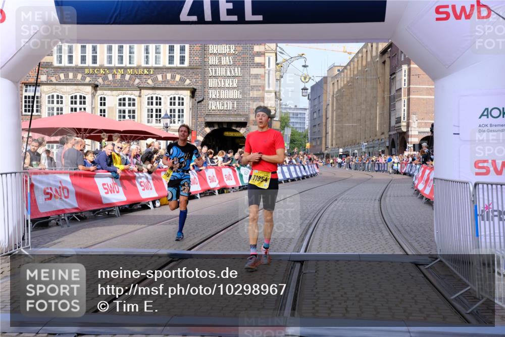 13.09.2026 - 21. swb-Marathon Bremen Tim E. http://msf.ph/oto/10298967 13.09.2026 10:37:43 Ziel 10502, 11619, 11854, 13608 meine-sportfotos.de