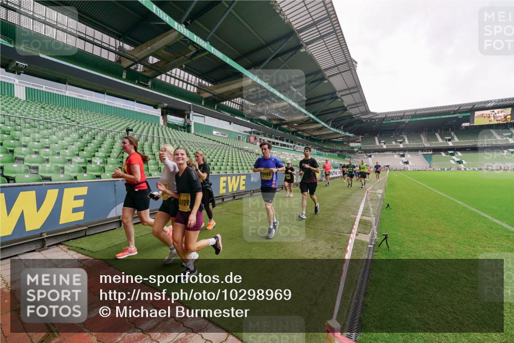 13.09.2026 - 21. swb-Marathon Bremen Michael Burmester http://msf.ph/oto/10298969 13.09.2026 10:35:17 Laufen im Stadion 10093, 10144, 10147, 10152, 10157, 10173, 10175, 10177, 10181, 10182, 10185, 10195, 10240, 10245, 10254, 10263, 10306, 10309, 10355, 10356, 10357, 10367, 10368, 10369, 10377, 10409, 10415, 10427, 10460, 10473, 10477, 10481, 10485, 10492, 10528, 10559, 10604, 10617, 10636, 10639, 10668, 10669, 10671, 10672, 10677, 10699, 10700, 10715, 10828, 10857, 10914, 10928, 11126, 11162, 11343, 11803, 11965, 10146, 10222 meine-sportfotos.de