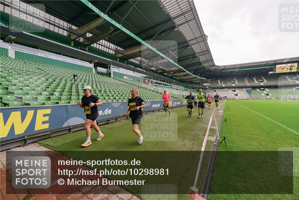 13.09.2026 - 21. swb-Marathon Bremen Michael Burmester http://msf.ph/oto/10298981 13.09.2026 10:35:20 Laufen im Stadion 10093, 10144, 10147, 10152, 10157, 10173, 10175, 10177, 10181, 10182, 10185, 10195, 10240, 10245, 10254, 10263, 10306, 10309, 10356, 10357, 10367, 10368, 10369, 10377, 10409, 10415, 10427, 10439, 10460, 10473, 10477, 10481, 10485, 10492, 10528, 10559, 10604, 10617, 10636, 10639, 10668, 10669, 10671, 10672, 10677, 10699, 10700, 10715, 10828, 10857, 10914, 10928, 11126, 11162, 11343, 11803, 11965, 10146, 10222 meine-sportfotos.de